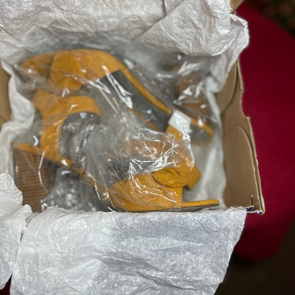 Womens Worthington Spicy Mustard Heel - Picture 3 of 10